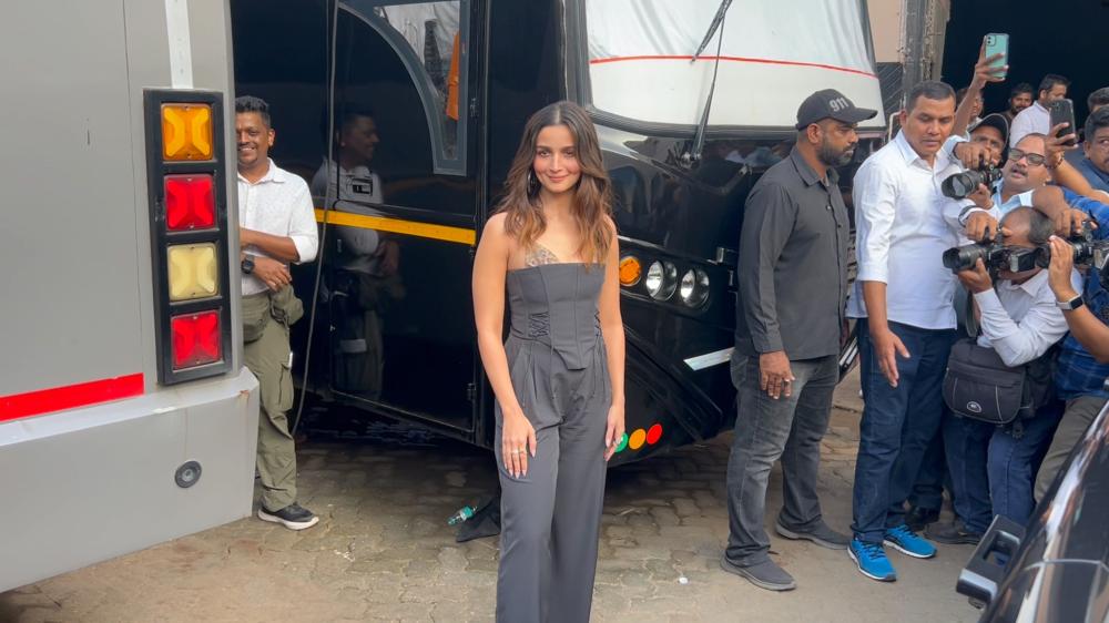 alia-bhatt-was-spotted-shooting-for-what-women-want-season-5-with-kareena-kapoor-khan-as-part-of-her-promotions-for-the-upcoming-film-jigra